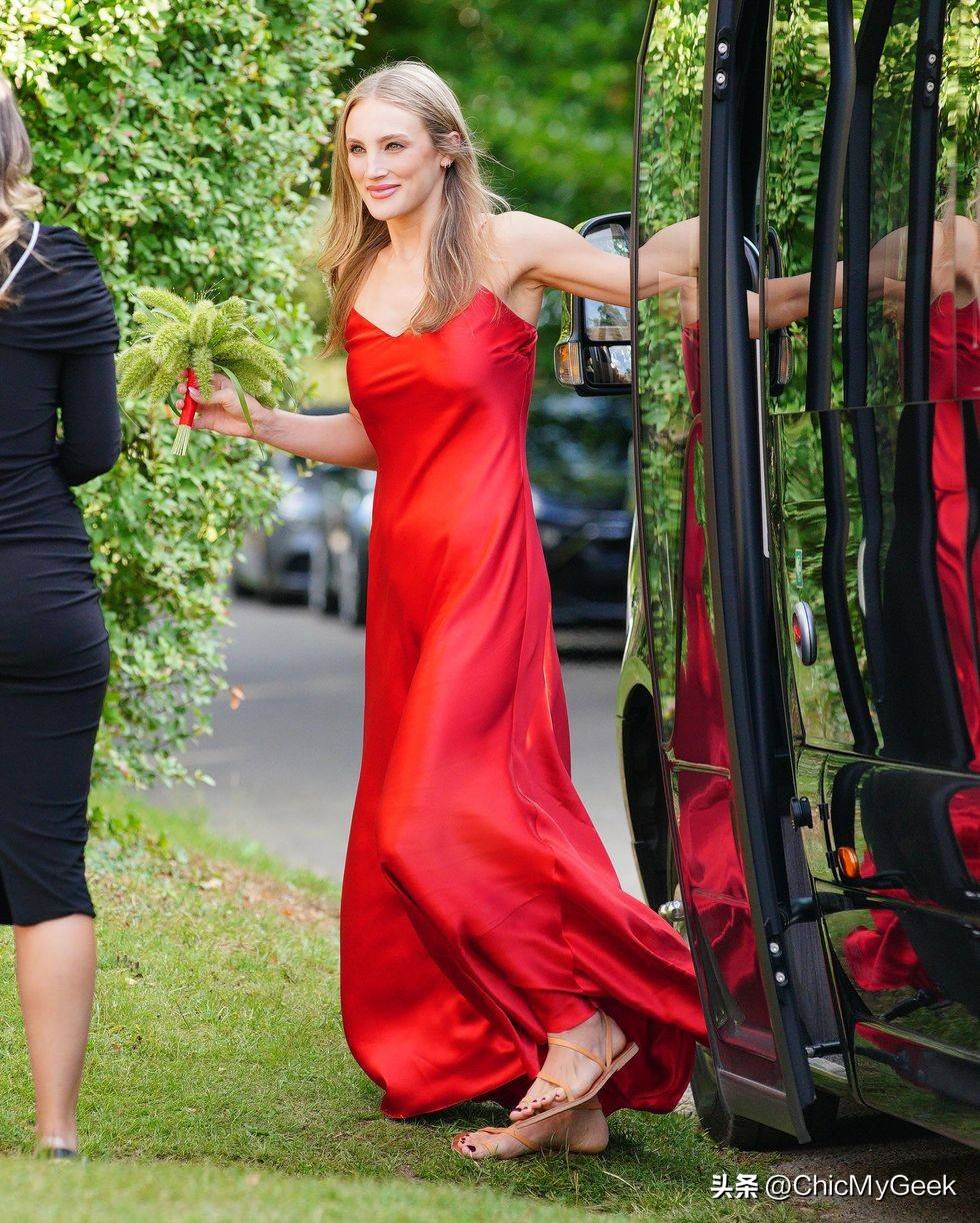 都遵循黑色, 极其低调的