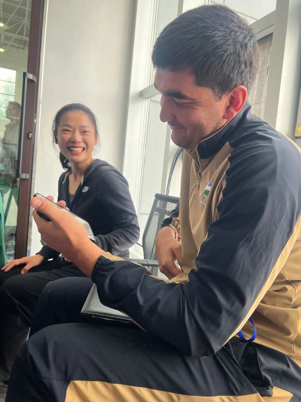 这是我国首, 的圆形纸牌, 别克斯坦参