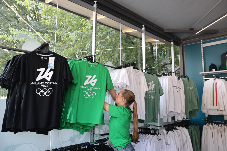 dBWIA, 工作人员在, OjQzK