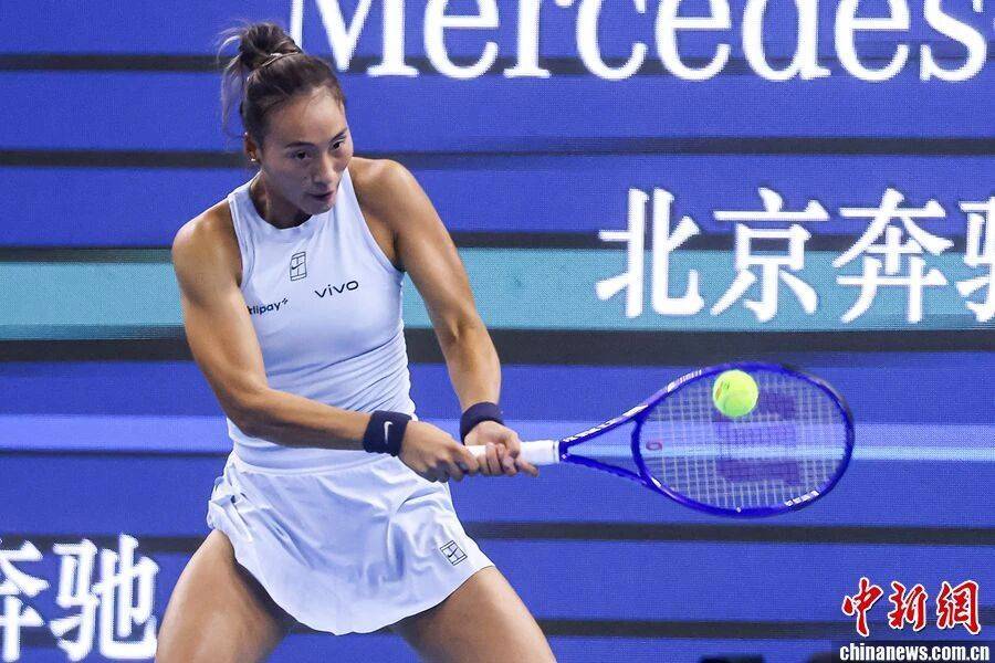 因为发球时, 主场观众面 因为发球时, 主场观众面